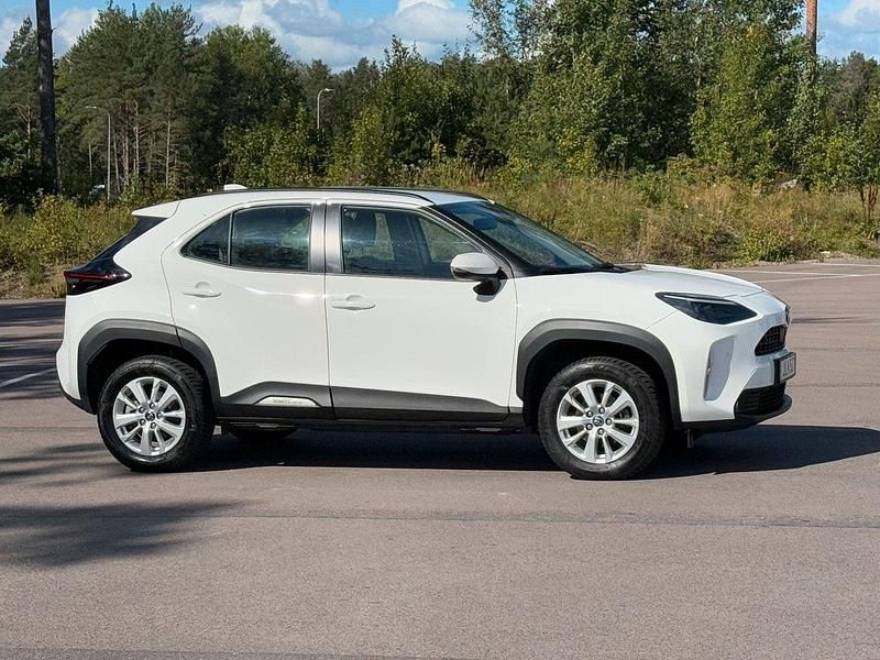 Vit Begagnad 2023 Toyota Yaris Cross Active SUV | 258 000 kr (Bra pris) - Bild 1/4
