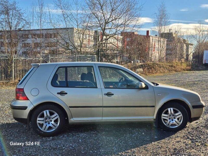 Brun Begagnad 2003 VW Golf IV Trendline Halvkombi | 18 500 kr (Marknadspris) - Bild 1/4