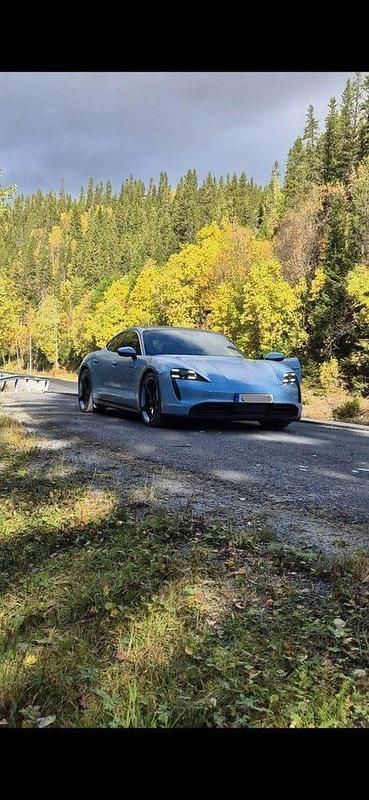 Blå Begagnad 2021 Porsche Taycan 4S Sedan | 699 000 kr (Marknadspris) - Bild 1/4