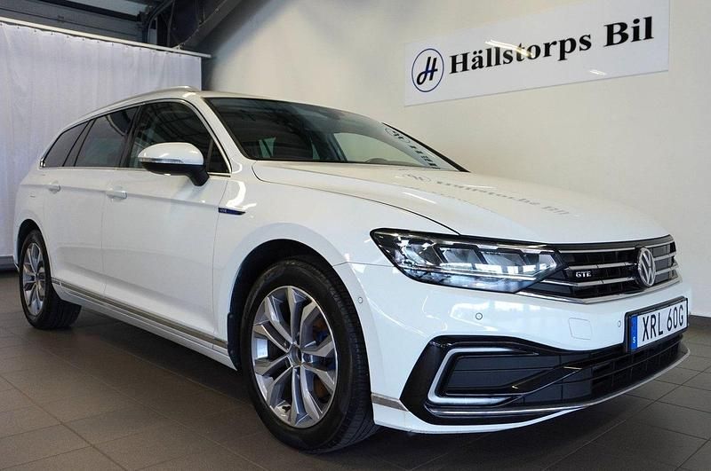 Vit Begagnad 2020 VW Passat GTE Kombi | 219 900 kr (Marknadspris) - Bild 1/4