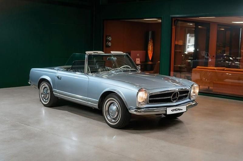 Ljusblå Begagnad 1966 Mercedes 230 Cab | 999 900 kr - Bild 1/4