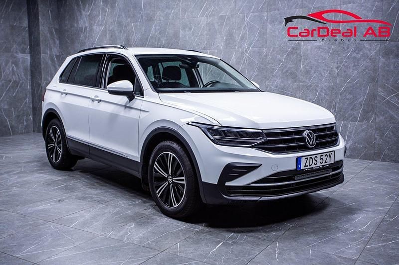 Vit Begagnad 2022 VW Tiguan SUV | 209 800 kr (Dyr) - Bild 1/4