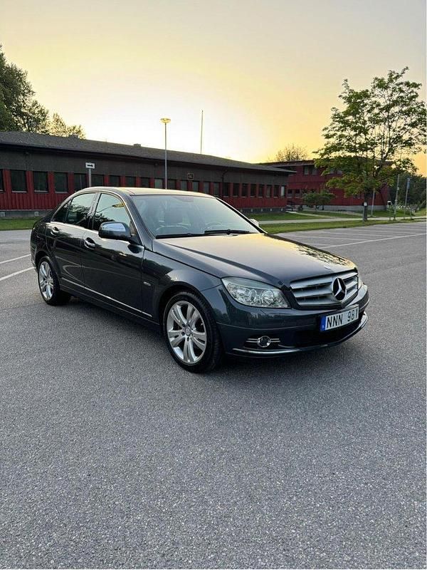 Grå Begagnad 2008 Mercedes C200 Sedan | 82 000 kr (Marknadspris) - Bild 1/4