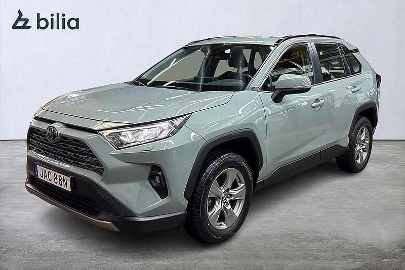 Grön Begagnad 2022 Toyota RAV4 Hybrid Active SUV | 349 900 kr (Bra pris) - Bild 1/3