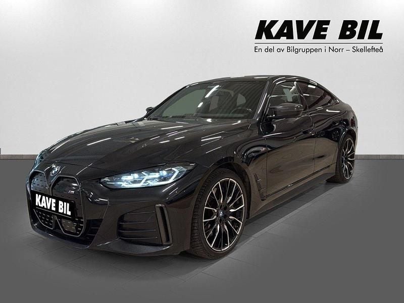Svart Begagnad 2022 BMW i4 M Sport Sedan | 449 900 kr (Superpris) - Bild 1/4