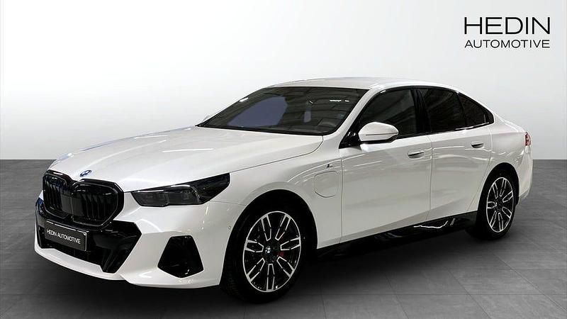 Vit Begagnad 2025 BMW 530 M Sport Sedan | 684 700 kr - Bild 1/4