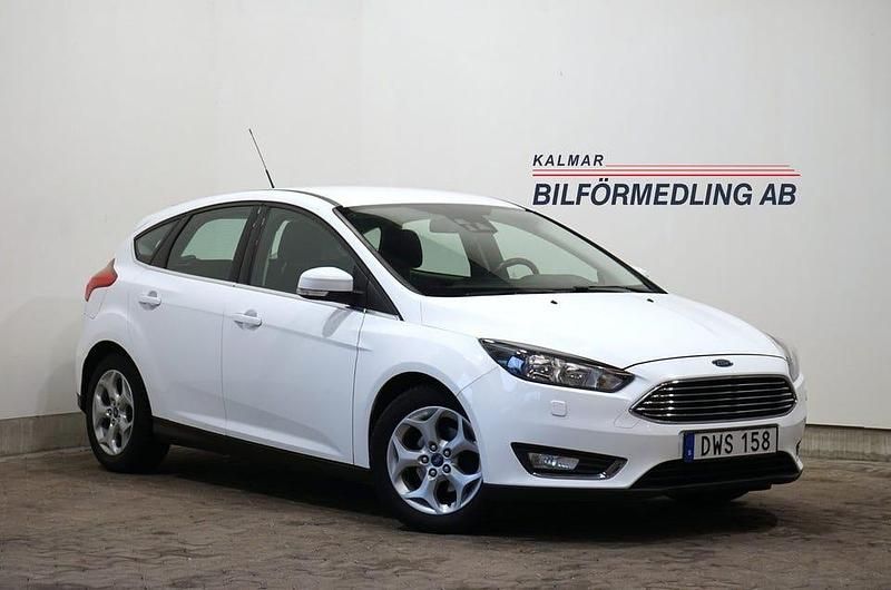 Vit Begagnad 2016 Ford Focus Titanium Halvkombi | 79 900 kr (Lite dyr) - Bild 1/4
