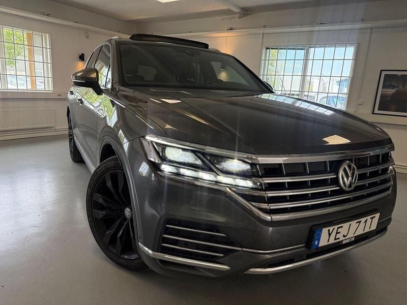 Grå Begagnad 2019 VW Touareg R-line SUV | 438 500 kr (Dyr) - Bild 1/4