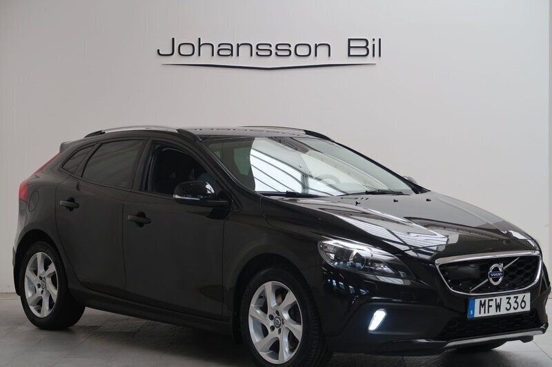 Svart Begagnad 2015 Volvo V40 CC Momentum Kombi | 189 900 kr (Marknadspris) - Bild 1/4