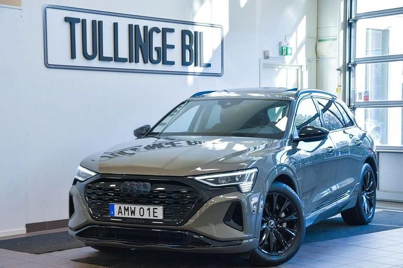 Grå Begagnad 2023 Audi Q8 e-tron Proline SUV | 589 900 kr (Marknadspris) - Bild 1/4