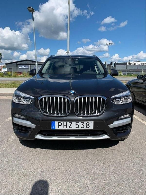 Grå Begagnad 2018 BMW X3 SUV | 295 000 kr (Bra pris) - Bild 1/4