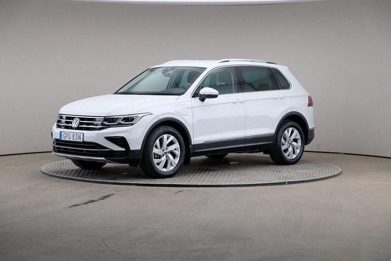 Vit (pure white (solid)) Begagnad 2023 VW Tiguan Elegance SUV | 329 000 kr (Bra pris) - Bild 1/4