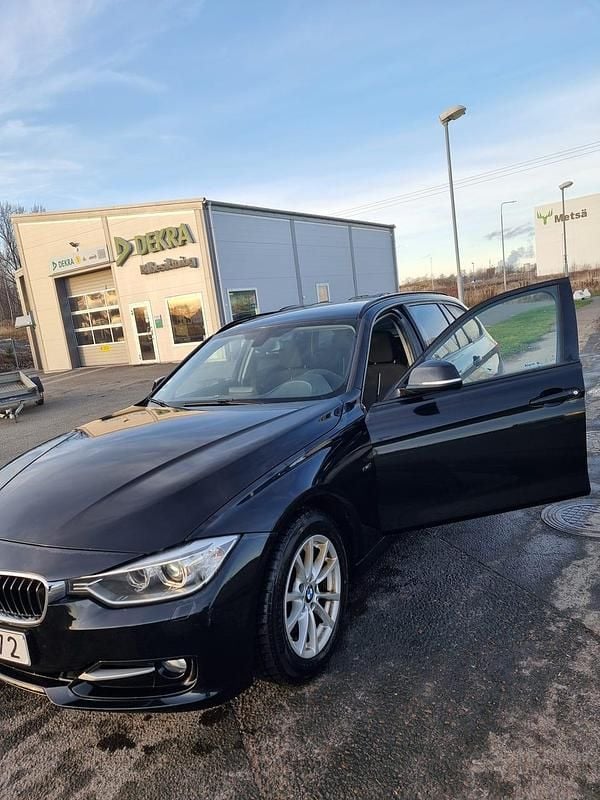 Begagnad 2015 BMW 318 Kombi | 140 000 kr (Marknadspris) - Bild 1/4