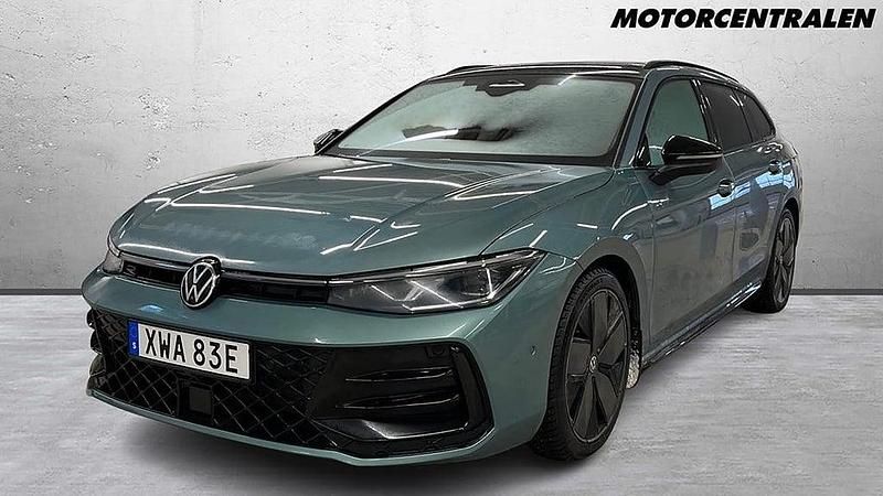 Begagnad VW Passat R-line 196 HK (144 kW) 2024 Ljusgrön Kombi