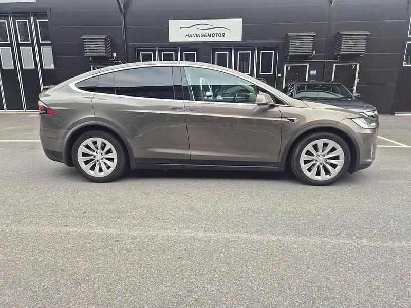 Brun Begagnad 2016 Tesla Model X SUV | 359 900 kr - Bild 1/4