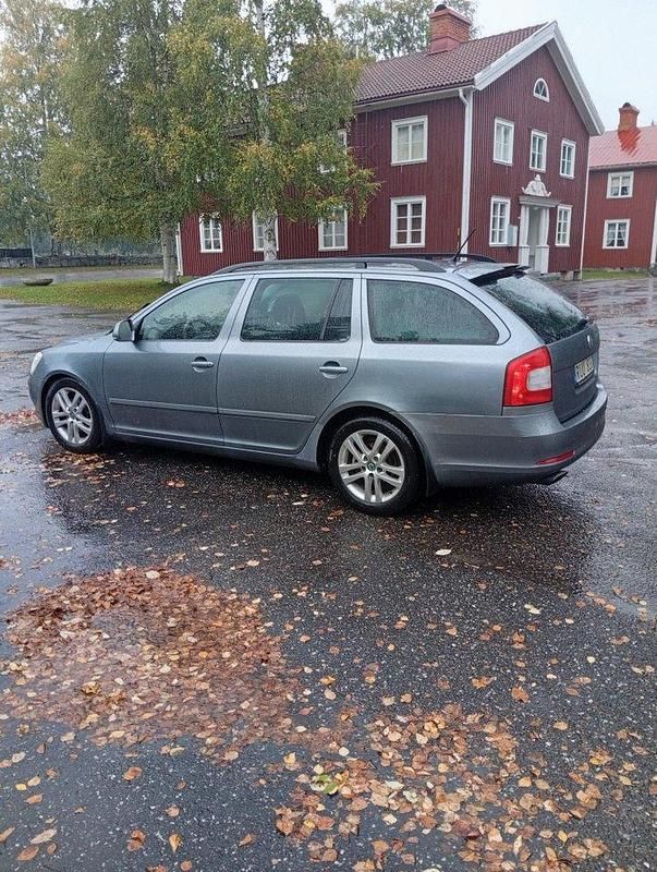 Grå Begagnad 2013 Skoda Octavia Elegance Kombi | 39 000 kr (Marknadspris) - Bild 1/4