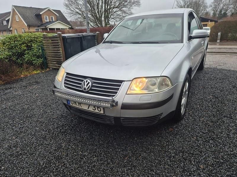 Begagnad 2003 VW Passat Sedan | 15 000 kr (Marknadspris) - Bild 1/4