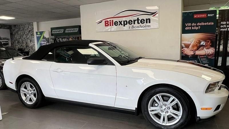 Begagnad Ford Mustang Convertible 310 HK (228 kW) 2012 Vit Cab