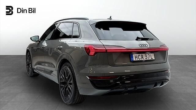Begagnad Audi Q8 e-tron S-Line 300 kW (408 HK) 2024 Grå SUV