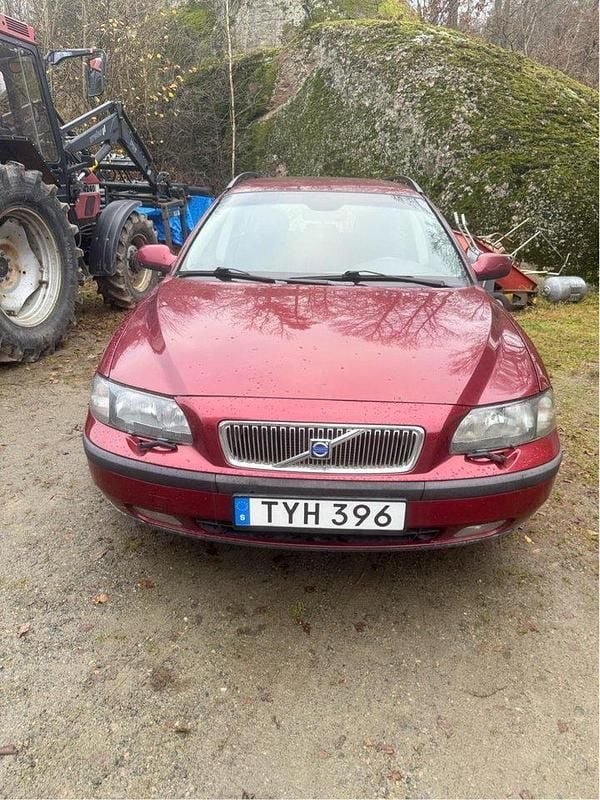 Röd Begagnad 2003 Volvo V70 Business Edition Kombi | 22 000 kr (Bra pris) - Bild 1/4