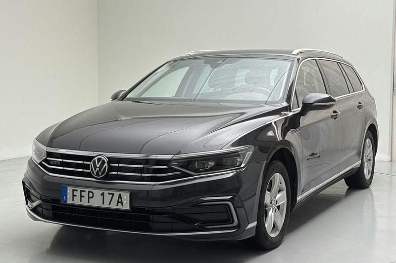 Mörkgrå Begagnad 2021 VW Passat GTE | 260 000 kr (Marknadspris) - Bild 1/4