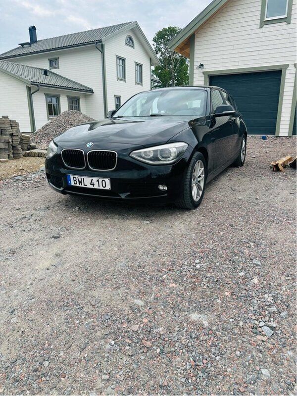 Svart Begagnad 2014 BMW 116 Sport Line Halvkombi | 99 000 kr (Marknadspris) - Bild 1/4