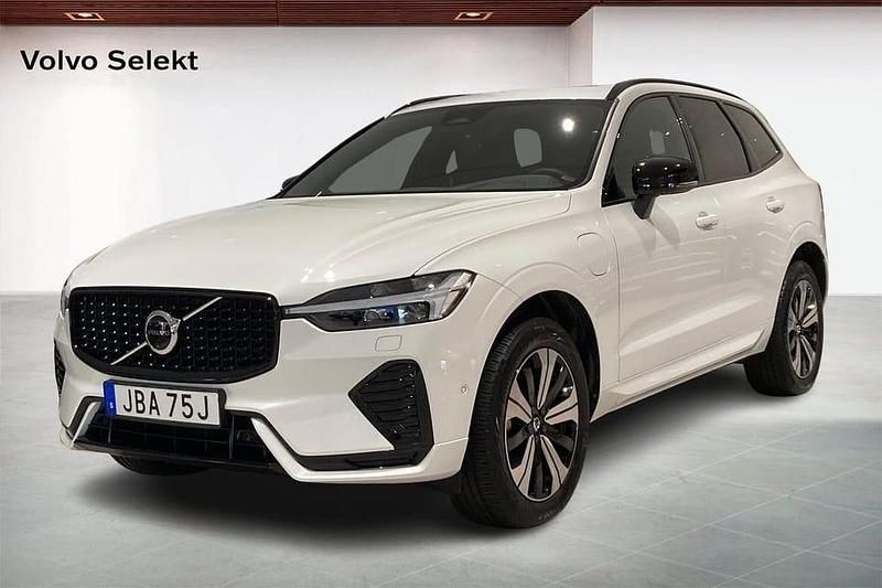 Vit Begagnad 2025 Volvo XC60 Plus SUV | 539 000 kr (Marknadspris) - Bild 1/4