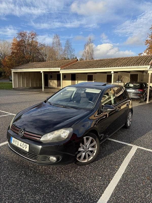 Svart Begagnad 2010 VW Golf VI Halvkombi | 59 900 kr (Marknadspris) - Bild 1/4