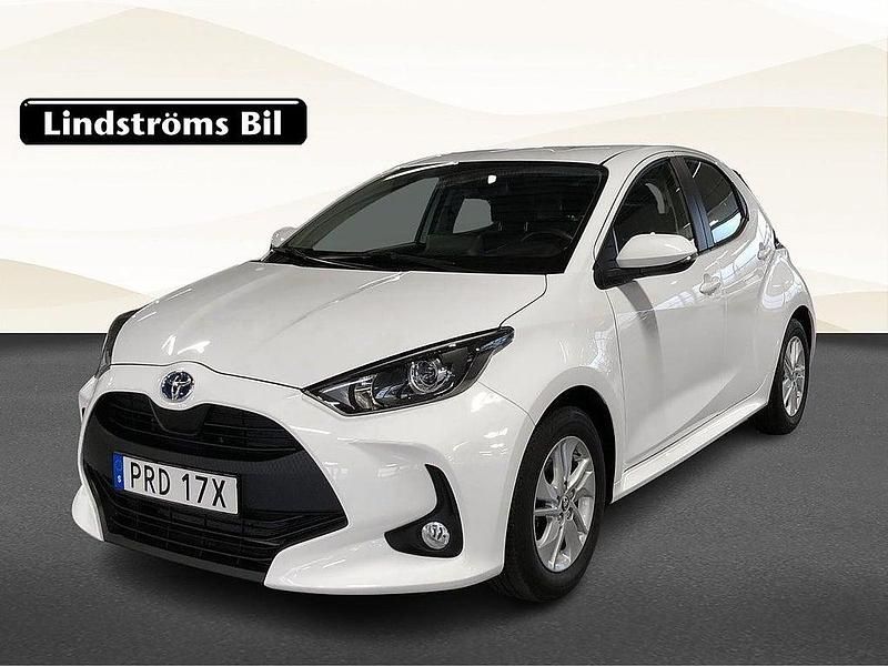 Vit Begagnad 2022 Toyota Yaris Hybrid Active Halvkombi | 229 000 kr (Marknadspris) - Bild 1/3