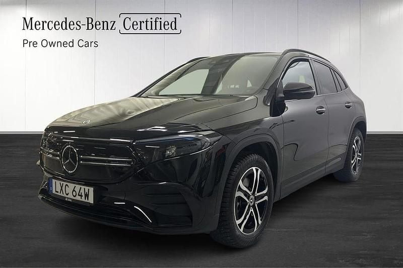 Svart Begagnad 2023 Mercedes EQA300 AMG line SUV | 449 900 kr (Marknadspris) - Bild 1/4