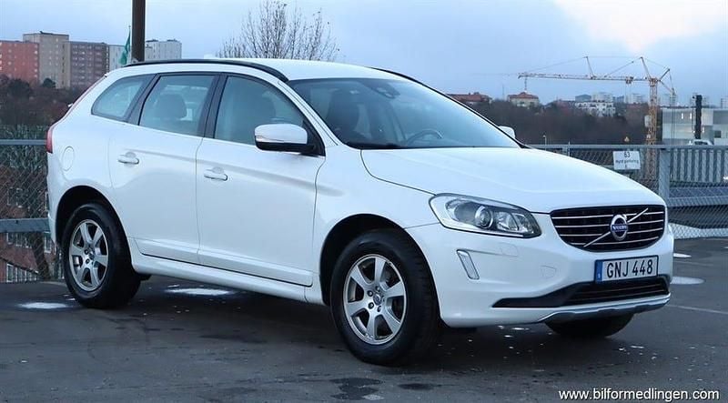 Begagnad Volvo XC60 Momentum 181 HK (133 kW) 2014 Vit samma som bilen SUV