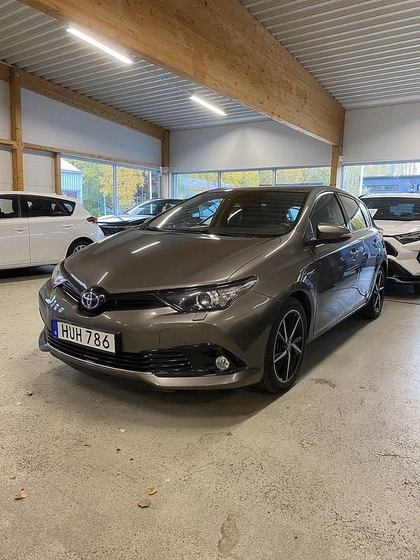 Mörkgrå Begagnad 2018 Toyota Auris Hybrid Halvkombi | 159 900 kr (Marknadspris) - Bild 1/2