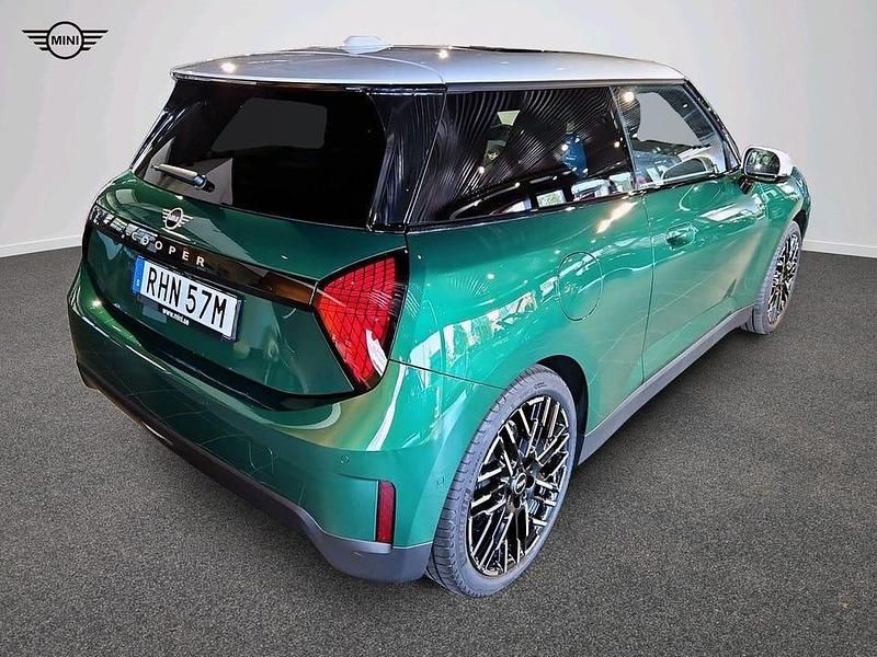 Begagnad Mini Cooper 136 kW (186 HK) 2024 Grön Halvkombi