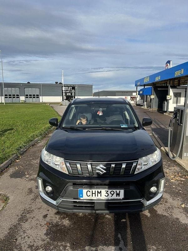 Svart Begagnad 2019 Suzuki Vitara SUV | 112 000 kr (Superpris) - Bild 1/4