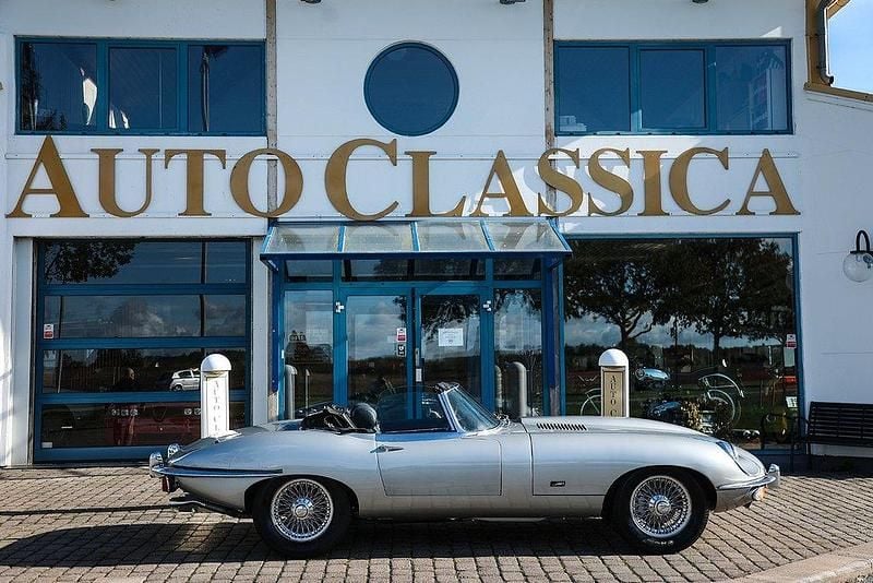 Begagnad Jaguar E-Type 201 HK (147 kW) 1967 Primerose yellow Cab