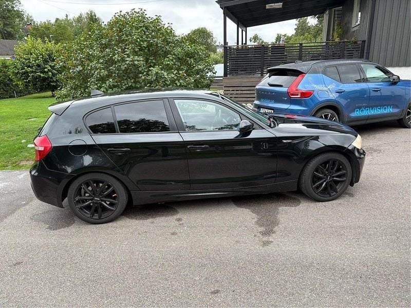 Svart Begagnad 2008 BMW 120 Advantage Halvkombi | 39 999 kr (Superpris) - Bild 1/4