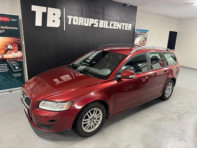 Röd Begagnad 2011 Volvo V50 Drive Kinetic Kombi | 47 899 kr (Marknadspris) - Bild 1/4