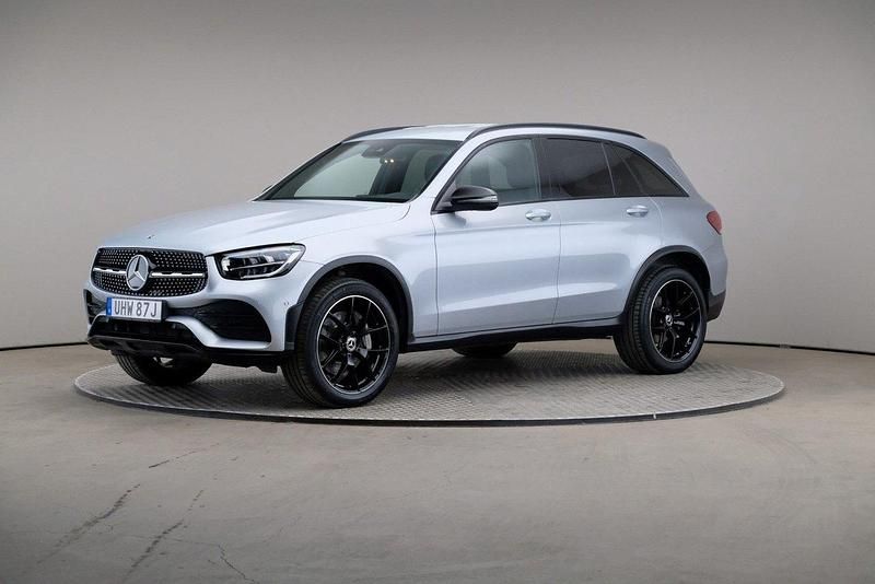 Silver Begagnad 2022 Mercedes GLC300e AMG line Plus SUV | 419 000 kr (Bra pris) - Bild 1/4