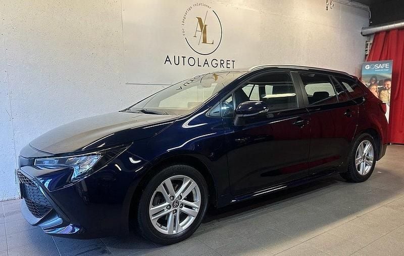 Mörkblå Begagnad 2022 Toyota Corolla Active Kombi | 214 900 kr (Marknadspris) - Bild 1/4