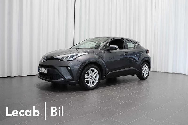 Mörkgrå (grå) Begagnad 2021 Toyota C-HR SUV | 244 500 kr (Marknadspris) - Bild 1/4