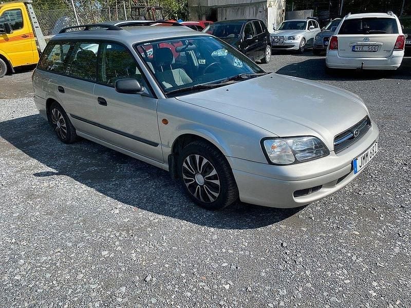 Ljusgrå Begagnad 1999 Subaru Legacy Kombi | 24 900 kr - Bild 1/4