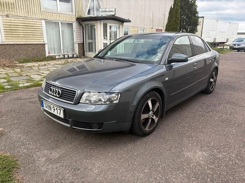 Grå Begagnad 2004 Audi A4 Comfort Sedan | 19 900 kr (Marknadspris) - Bild 1/4