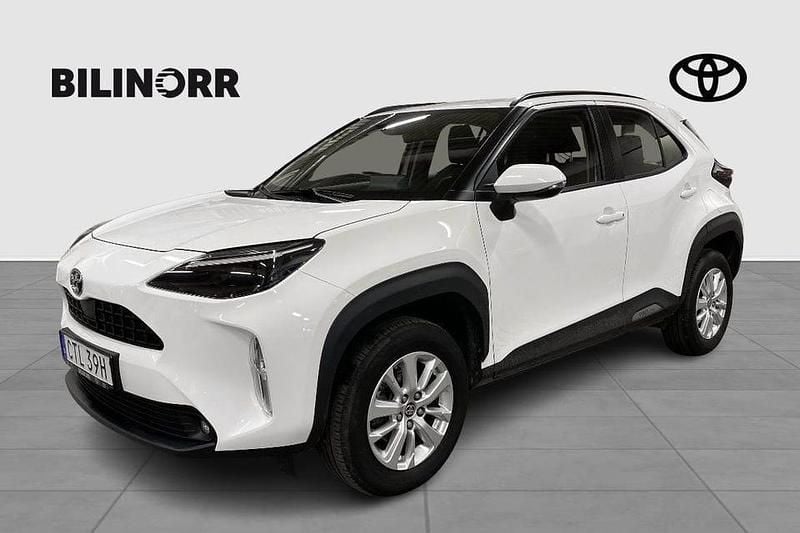 Vit Begagnad 2022 Toyota Yaris Hybrid Active SUV | 249 000 kr (Bra pris) - Bild 1/4