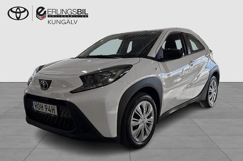Vit Begagnad 2022 Toyota Aygo X Play SUV | 164 900 kr (Marknadspris) - Bild 1/3
