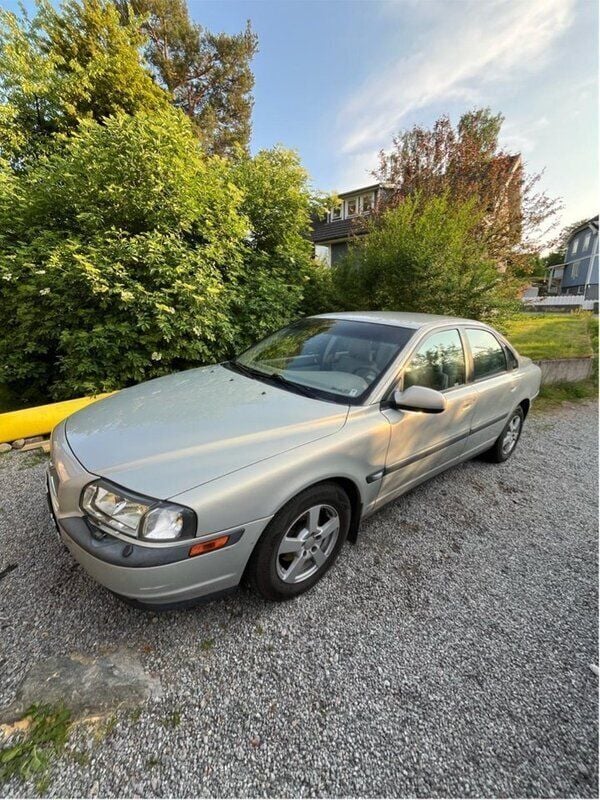 Grå Begagnad 2000 Volvo S80 Sedan | 25 000 kr (Lite dyr) - Bild 1/4