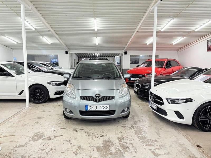 Grå Begagnad 2009 Toyota Yaris Halvkombi | 54 900 kr (Marknadspris) - Bild 1/4