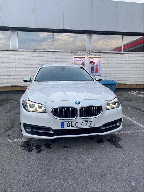 Vit Begagnad 2015 BMW 520 Advantage Kombi | 145 000 kr (Bra pris) - Bild 1/4