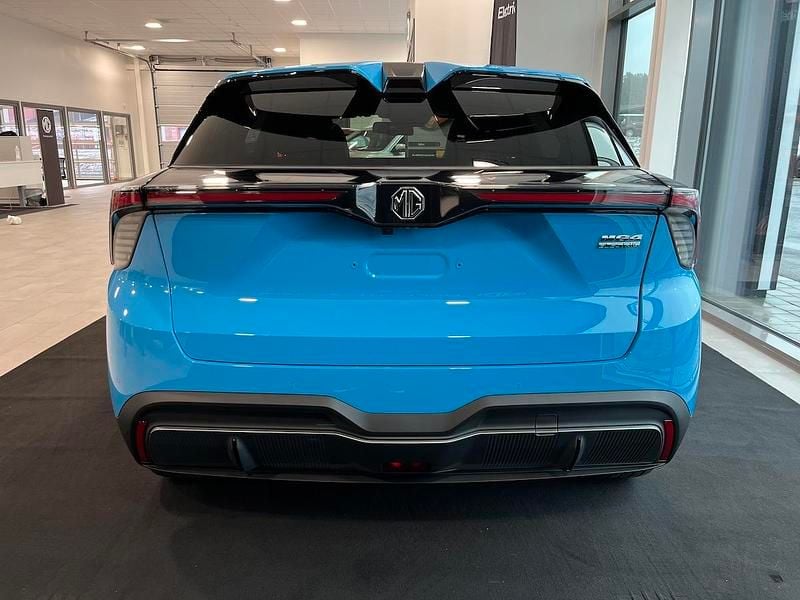 Begagnad MG MG4 EV Luxury 150 kW (204 HK) 2023 Blå Halvkombi