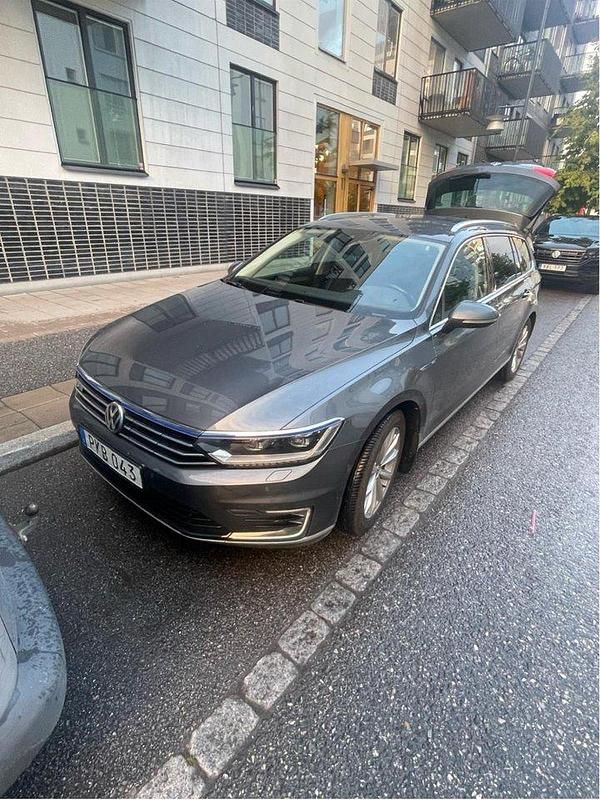 Grå Begagnad 2017 VW Passat GTE Kombi | 188 000 kr (Marknadspris) - Bild 1/3