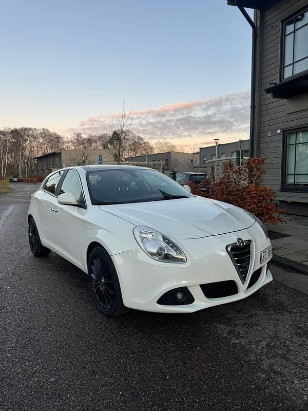 Begagnad 2011 Alfa Romeo Giulietta | 69 000 kr (Marknadspris) - Bild 1/4